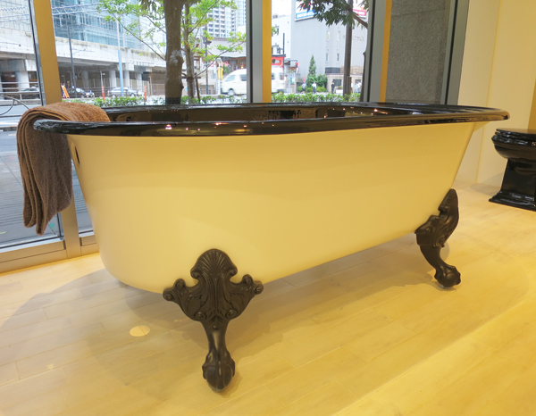 KOHLERの代名詞とも言える鋳物ホーローの猫足バス