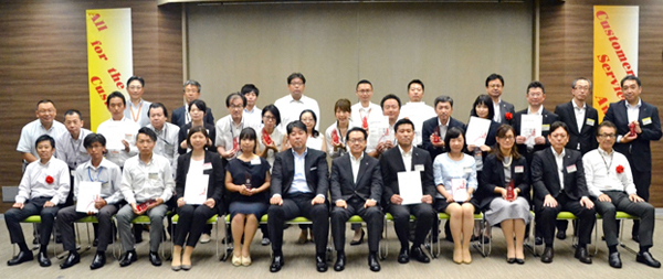 LIXIL　白井春雄CEOを中心に記念撮影が行われた