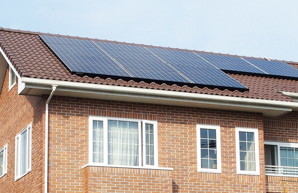 ハンファQセルズジャパン　太陽光発電システムを施した住宅