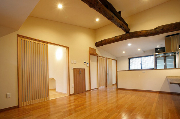新和建設　既存の梁を活かして、木のぬくもりを感じられる空間を演出
