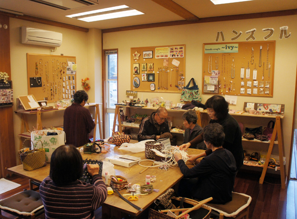 大里綜合管理　社内には地域の住民たちが手作りしたものを販売するスペースや作業しながら交流できるスペースもある
