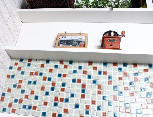 藤垣窯業　手軽に貼れてインテリアのアクセントになる「D.I.Y.TILE」