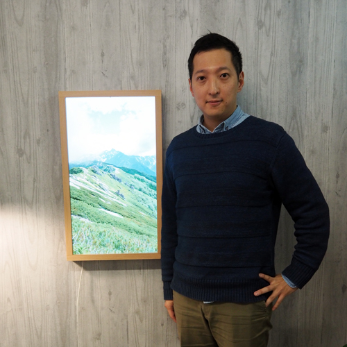 アトモフ　姜社長と商品。風景動画からは風や水の音も聞こえる