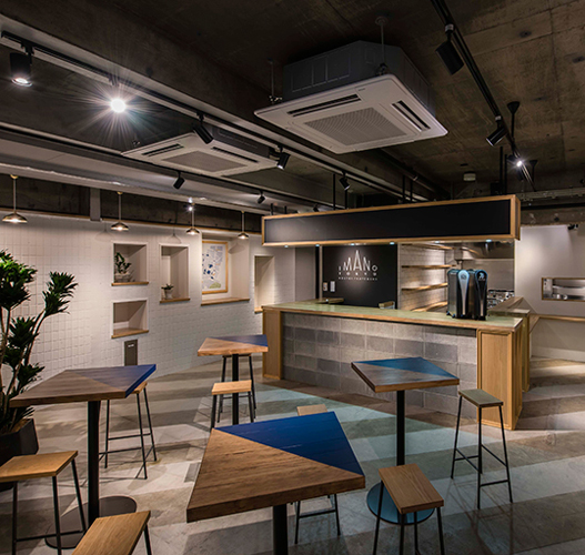 コプラス　「IMANO TOKYO HOSTEL」のフロントとカフェ、バー(1)