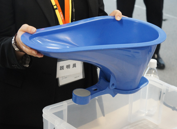 LIXIL　普及を進めるトイレ「SATO」
