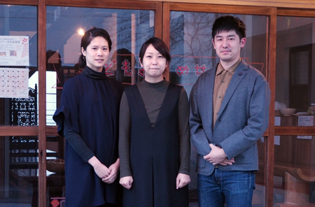右からトミトアーキテクチャの伊藤孝仁さん、冨永美保さん、運営メンバーの柴田真帆さん