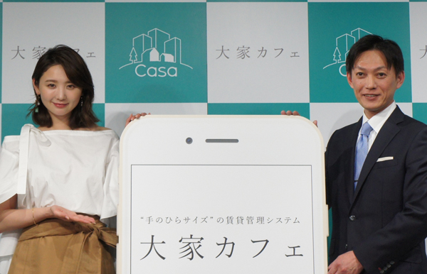 Casa　宮地正剛社長（右）と同社のCMに出演するおのののかさん