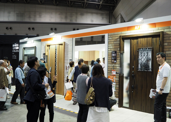 LIXIL　短工期の玄関ドアなどで気軽さをアピール