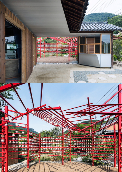 成瀬・猪熊建築設計事務所　絵馬かけの向こうには壇山を望む