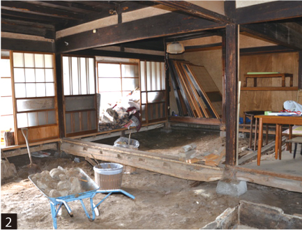 0号館　2）改修前は床も一部しかないような状態だった