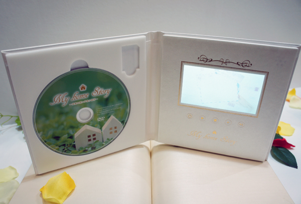 コミットコーポレーション　二つ折りのケースにDVDとして収録