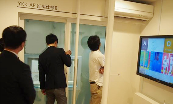 YKK AP　断熱効果の体感ROOMで体感中の様子