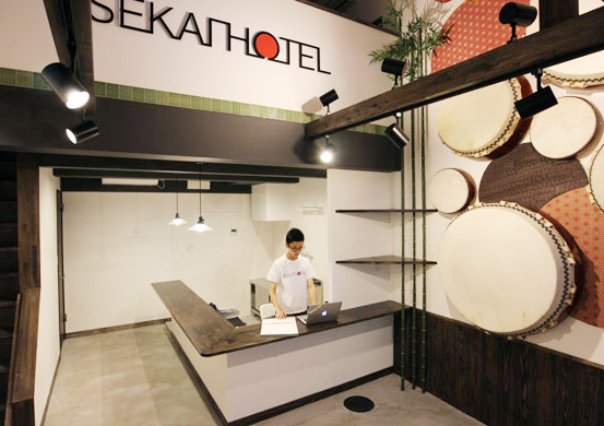 「SEKAI HOTEL」の顔でもあるフロントは、外国人に好まれそうな和のテイストに