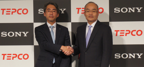 東京電力エナジーパートナーの川崎敏寛社長とソニーモバイルコミュニケーションズの十時（ととき）裕樹社長兼CEO
