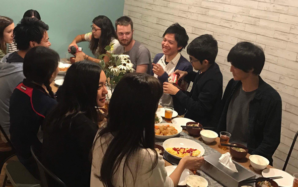 絆人　外国人と日本人の入居者が食事で交流する風景