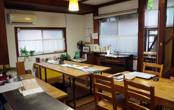 かまくら長谷BASE　ブックカフェのような雰囲気の店内
