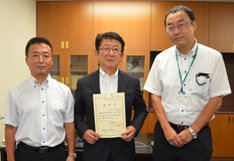 LIXIL　左からLBTC協力会加藤武理事長、同藤澤和彦校長、都立城東職業能力開発センター所長杉田裕志氏