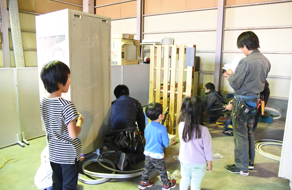 NEXTAGE GROUP　子供たちも熱心に見学