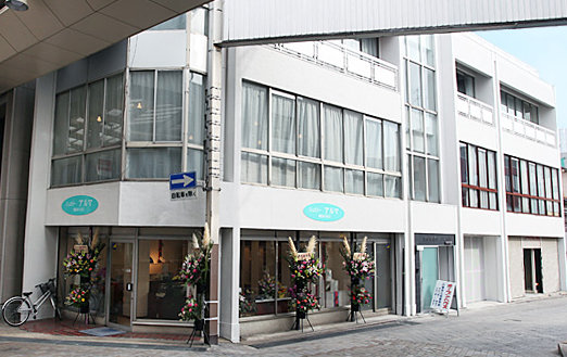 シェアフラット馬場川　学生向けのシェアハウスと商業テナントの複合ビルとしてコンバージョン