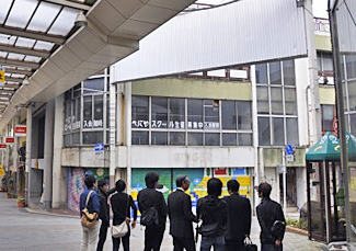 シェアフラット馬場川　時代とともにテナントの撤退が相次ぎ、約15年間空きビルとして放置されていた