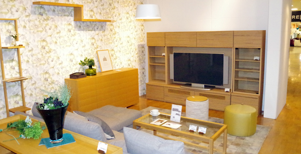 かねたや家具　オリジナルの造作家具が並ぶリフォームコーナー