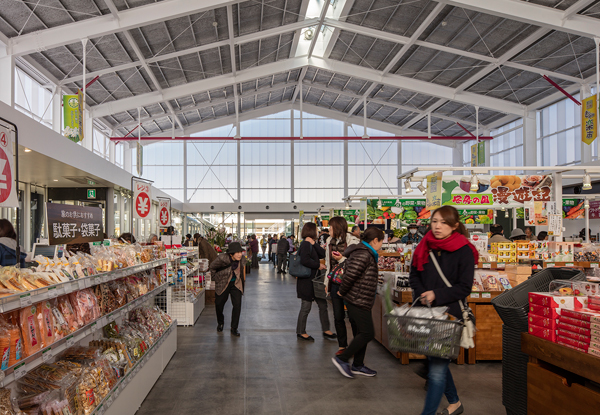 放置される予定だった体育館は産地直送品市場「里山市 きょなん楽市」として生まれ変わった