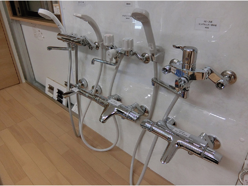 プレミアホームアシスト　様々な種類の水栓金具やシャワーヘッドを揃え、どの型にも対応できるよう研修