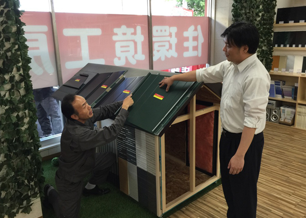 NEXTAGE GROUP　ショールーム内には外装材や塗料を施工した住宅の模型も