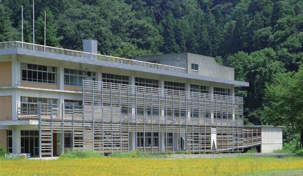 月影の郷　建物全面を覆うルーバーは季節によって機能も見た目も変化する
