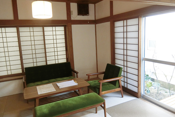 居間に置かれた家具はカリモク60のもの