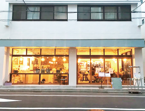 グランドレベル　喫茶ランドリーの入ったビル外観