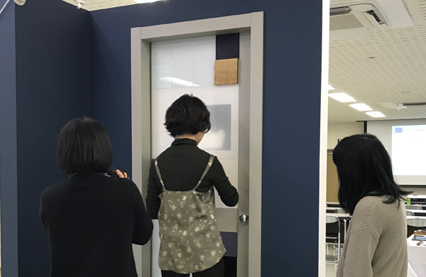 大建工業　実物大の模型を検討する学生