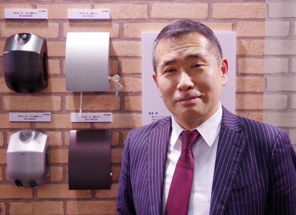 寺田電機製作所　取締役執行役員・尾崎善孝住環設事業部長と屋外用コンセントカバー「まもれーるくん」