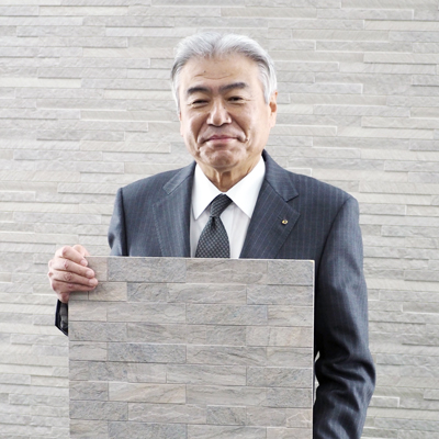 大建工業　新商品「GRAVIO EDGE」を紹介する億田正則社長