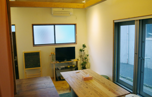 勝亦丸山建築計画　共用のリビングを外部に開け、地域住民が気軽に入れる地域の交流拠点にした