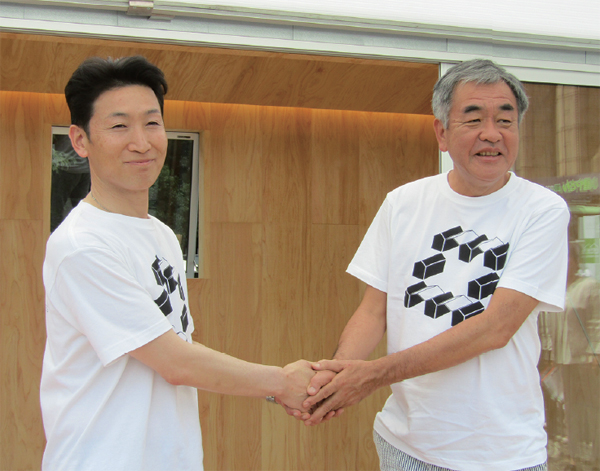 植田板金店　植田博幸代表取締役（左）と建築家の隈研吾氏（右）