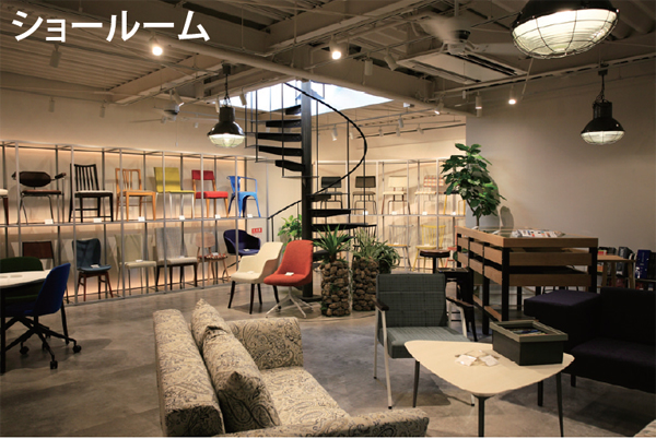 オーツー　家具が展示された中に螺旋階段が存在感を示す