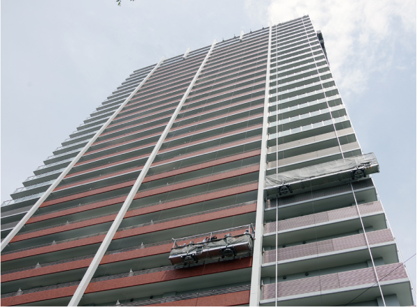 大京穴吹建設　足場を全体に組まないので外観を大きく損なわずに済む