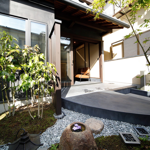 きづき屋　「蛍庵」の坪庭が見えるアプローチ