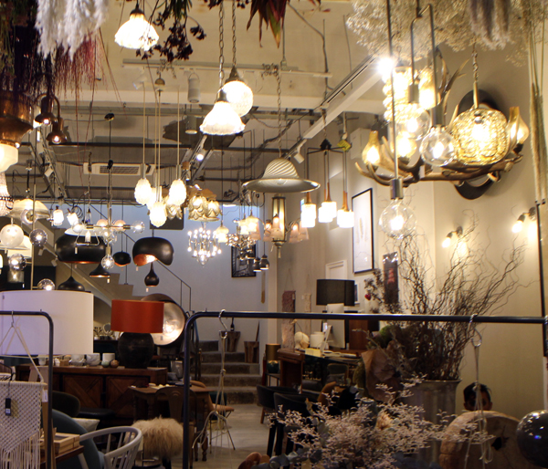 ANYNAL　店内にはアンティークや輸入家具、照明が並ぶ