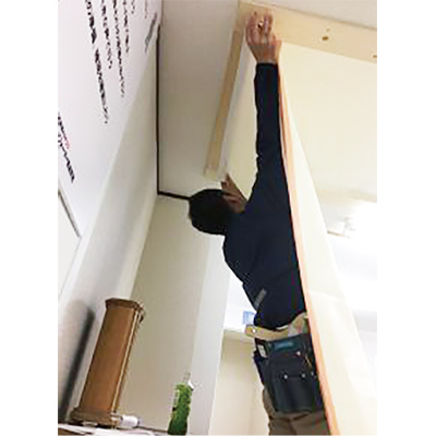 紅中　天井もクロス張りの練習に活用