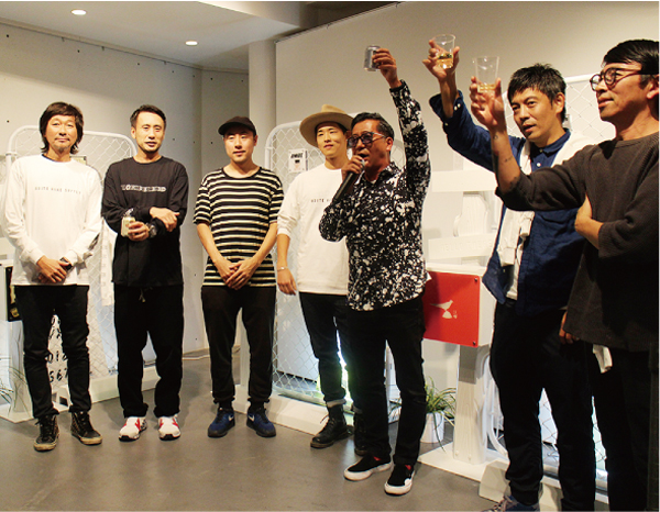 トーシンコーポレーションの杉本達也社長と今回の新作を手掛けた6人のクリエイター