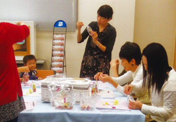 コープ住まいるえひめ　当日は女性の来場者で賑わった