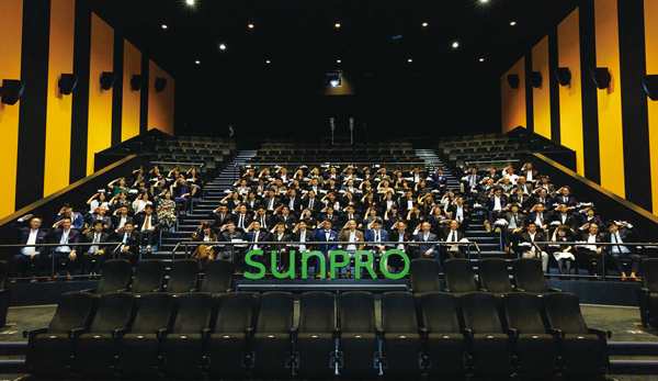 サンプロ　映画館で行われた経営方針発表会での集合写真