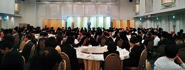 山商リフォームサービス　新年会には、社員の他に設備、建材メーカーなど250人以上が参加した
