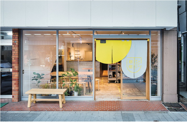 YONG architecture studio　鮮やかな黄色いのれんがトレードマーク