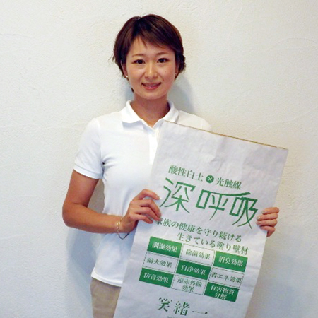 笑緒一　大西伶奈代表とショールームの壁面