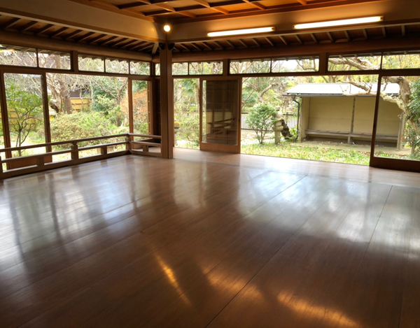 エンジョイワークス　旧村上邸内は、和室の厳かな雰囲気を思わせるものだ