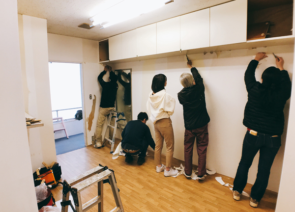 匠アカデミージャパン　講座では内装施工を実際に体験できる