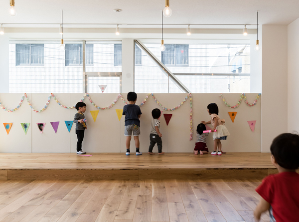 そらのまちほいくえん　白基調の落ち着いた色使い